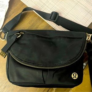 Lululemon side bag
